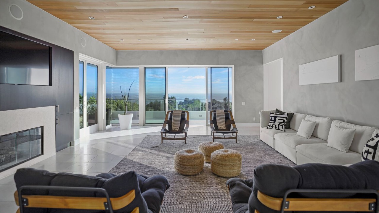 Photo of Livingroom in Central Malibu