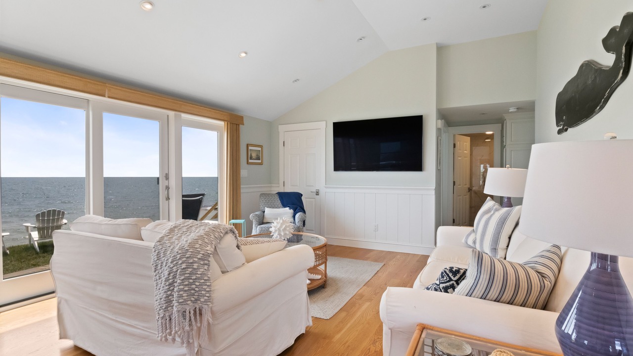 Photo of Livingroom in Popponesset