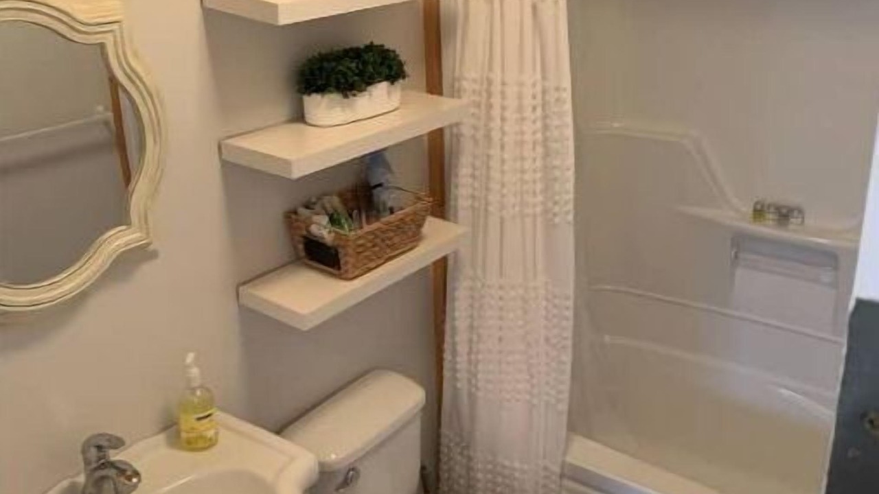 Photo of Bathroom in Division No. 16