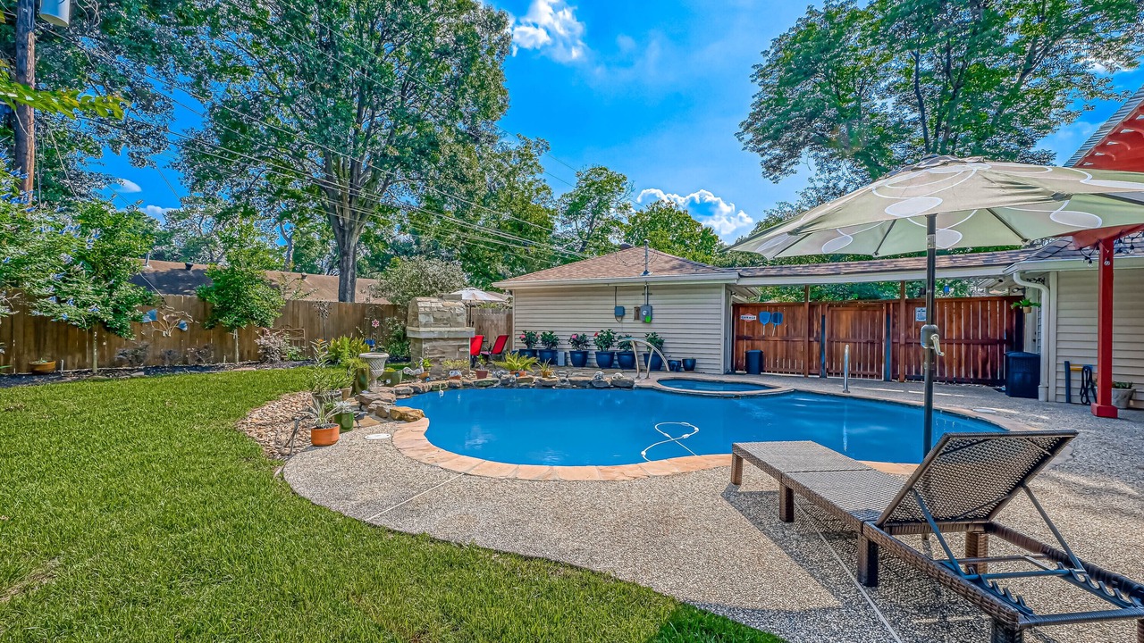 Photo of Outdoor in Spring Branch West