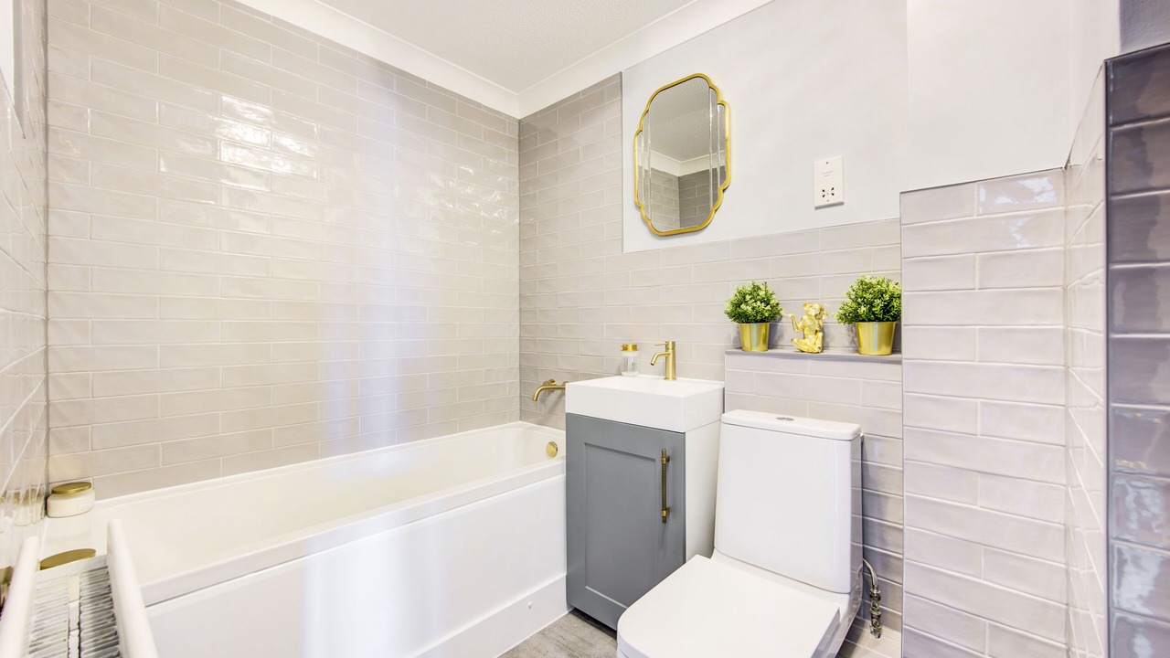 Photo of Bathroom in Island Gardens