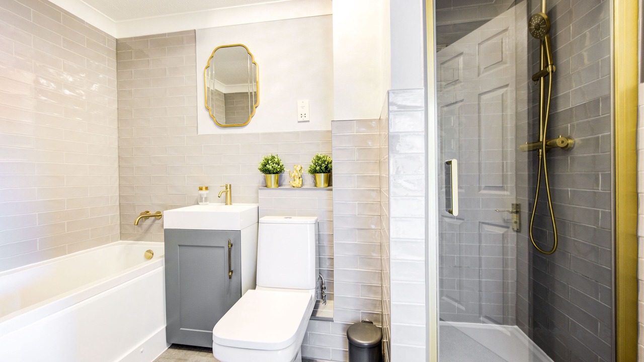 Photo of Bathroom in Island Gardens