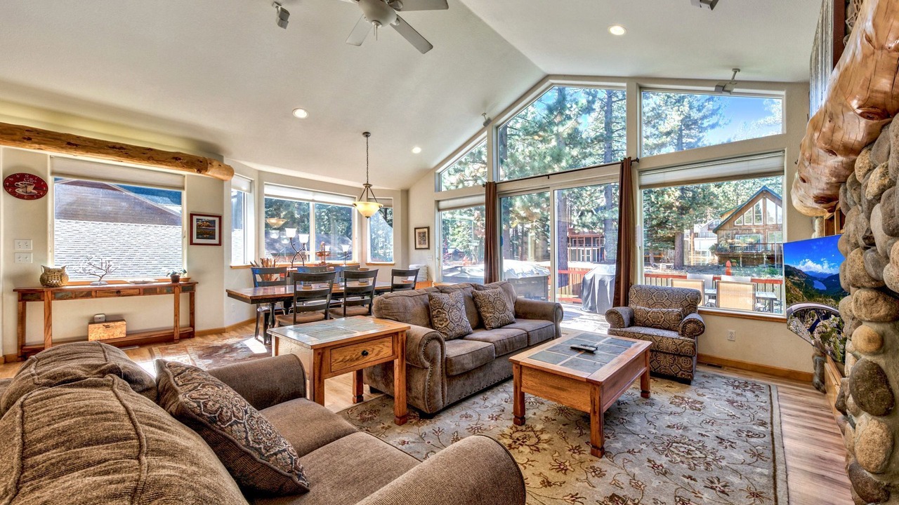 Photo of Livingroom in North Upper Truckee