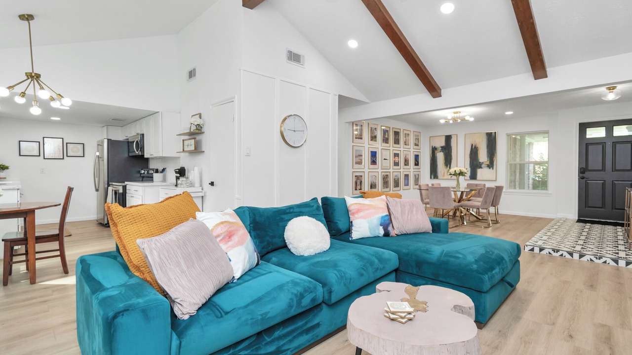 Photo of Livingroom in Spring Branch Central