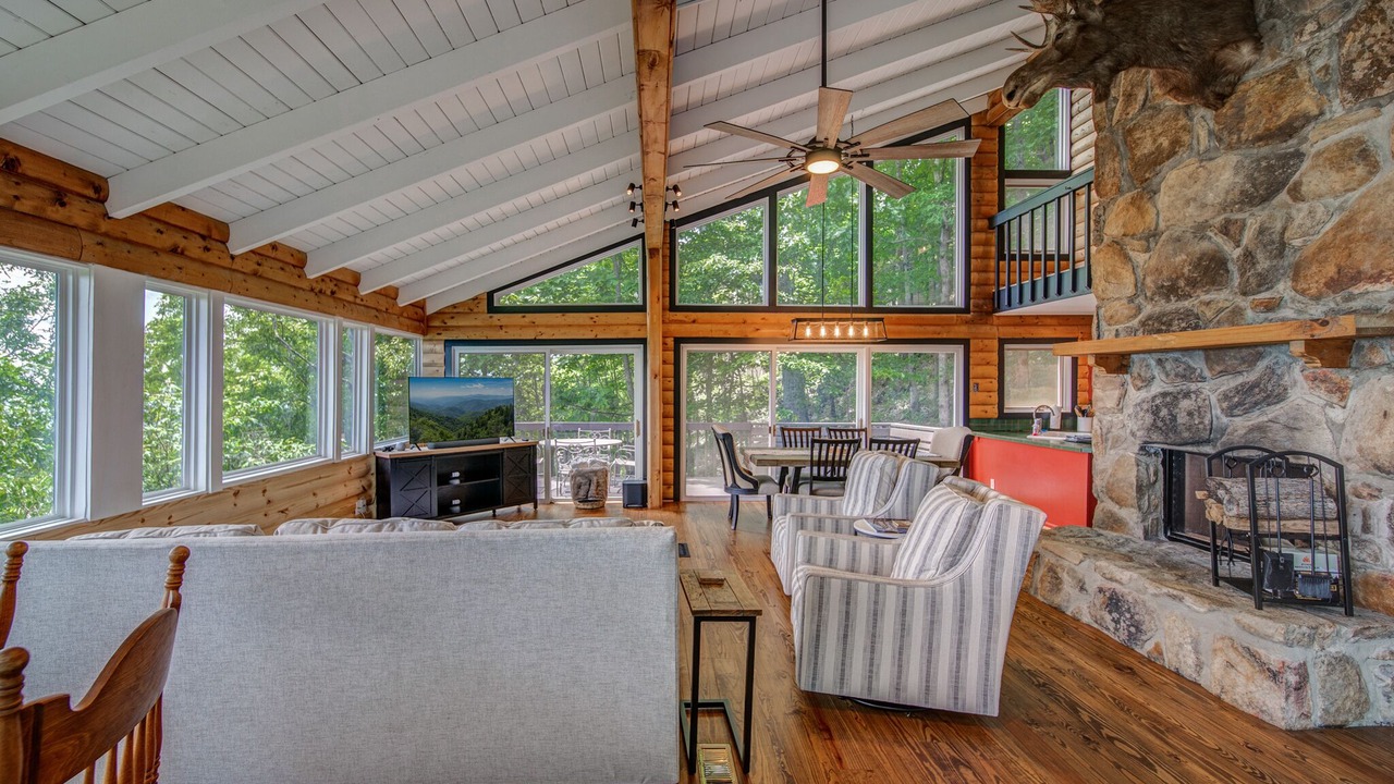 Photo of Livingroom in Big Canoe