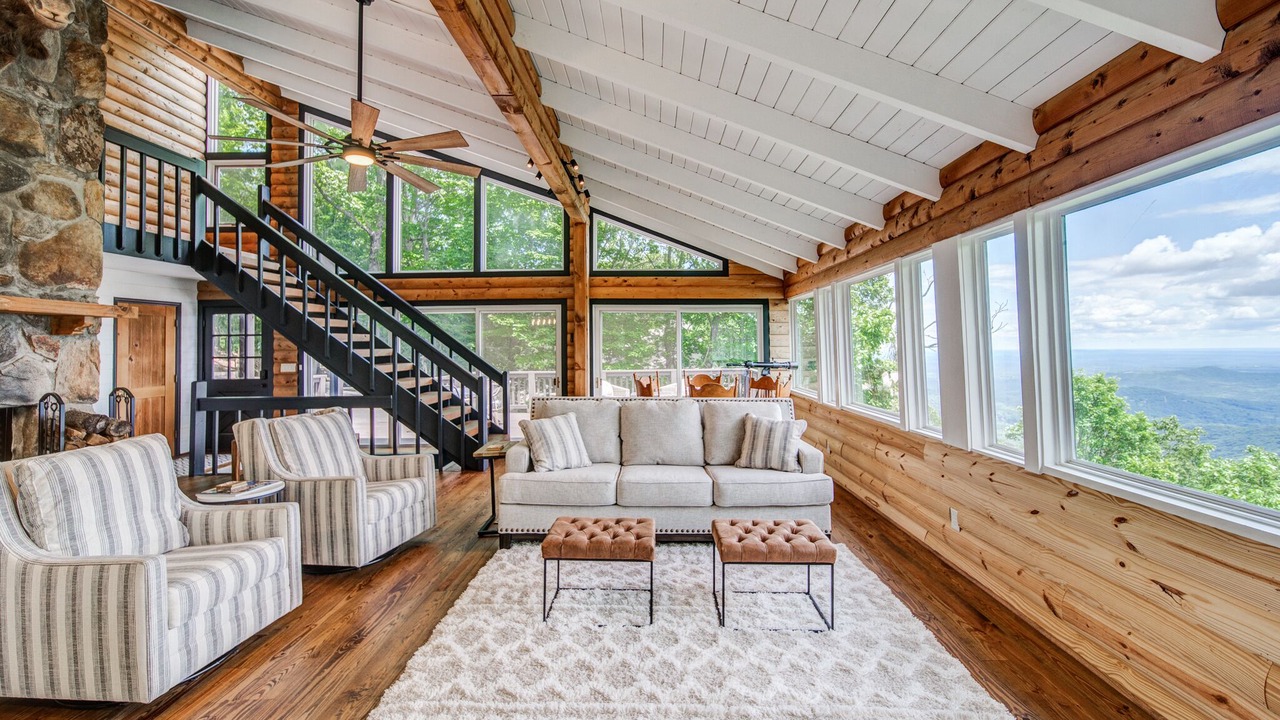 Photo of Livingroom in Big Canoe