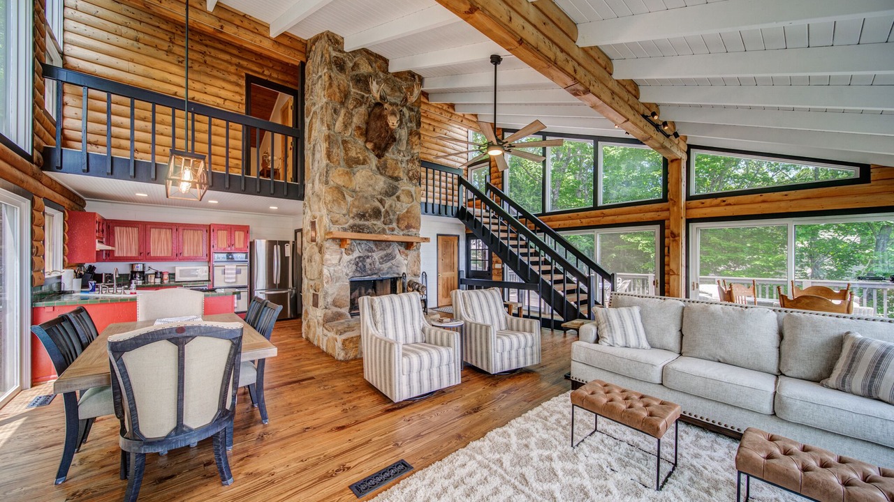 Photo of Livingroom in Big Canoe