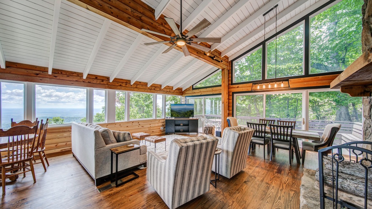 Photo of Livingroom in Big Canoe