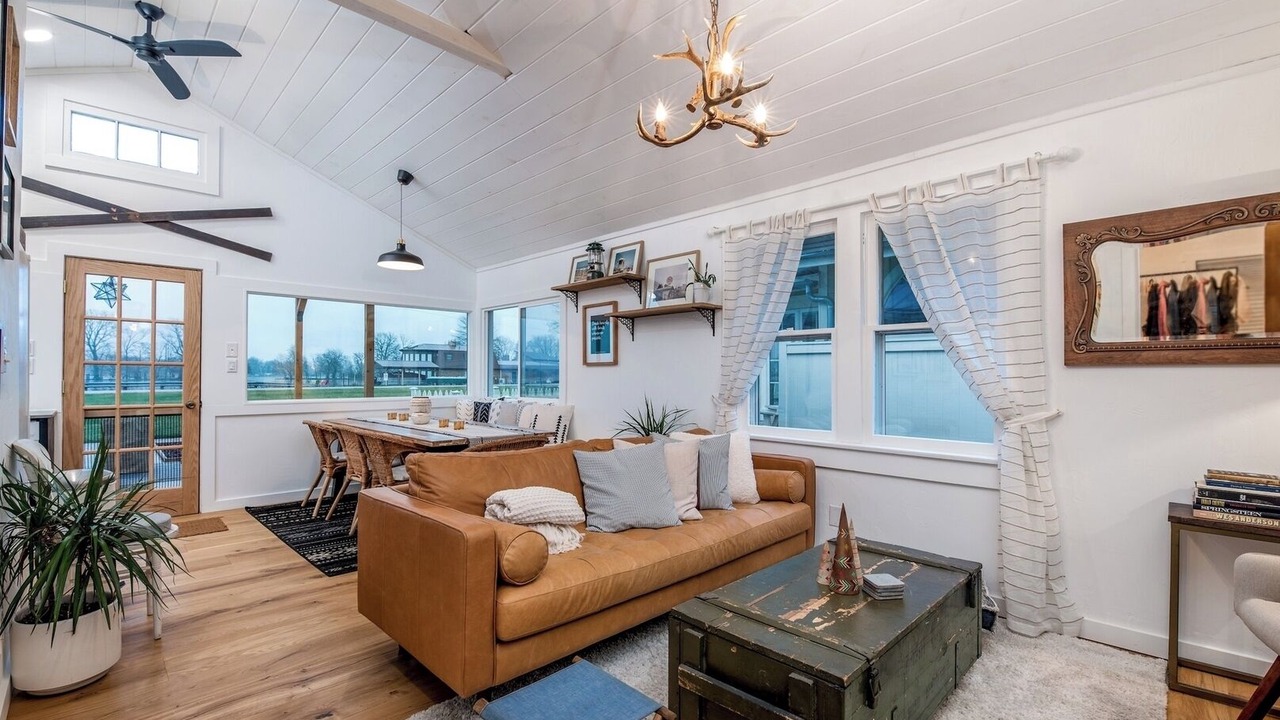 Photo of Livingroom in Russells Point