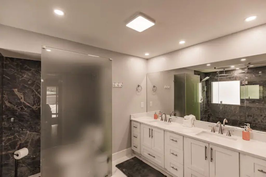 Photo of Bathroom in Mariner