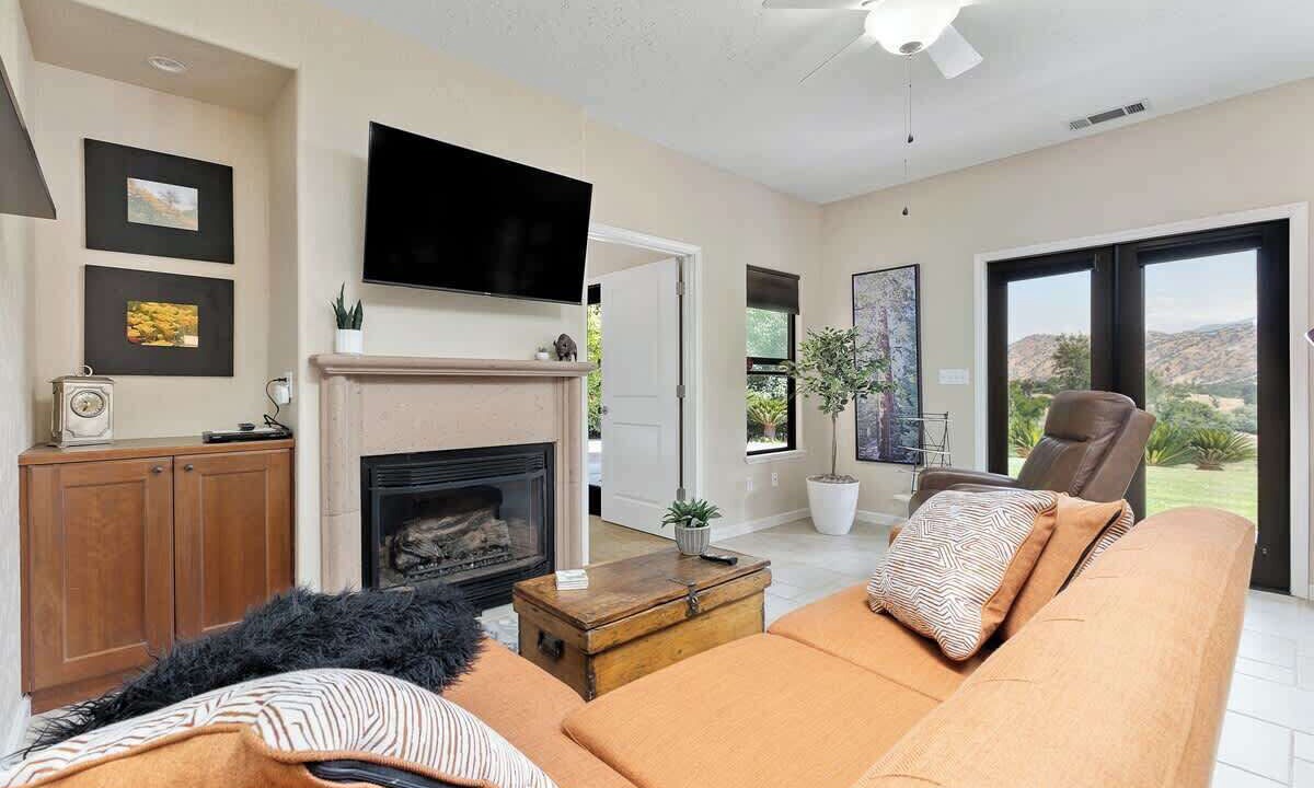 Photo of Livingroom in Springville
