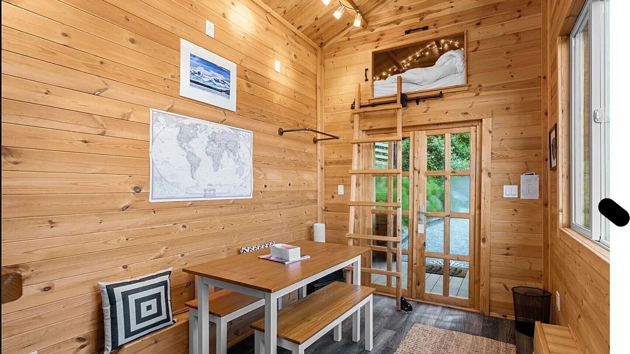 Photo of Livingroom in North Admiral