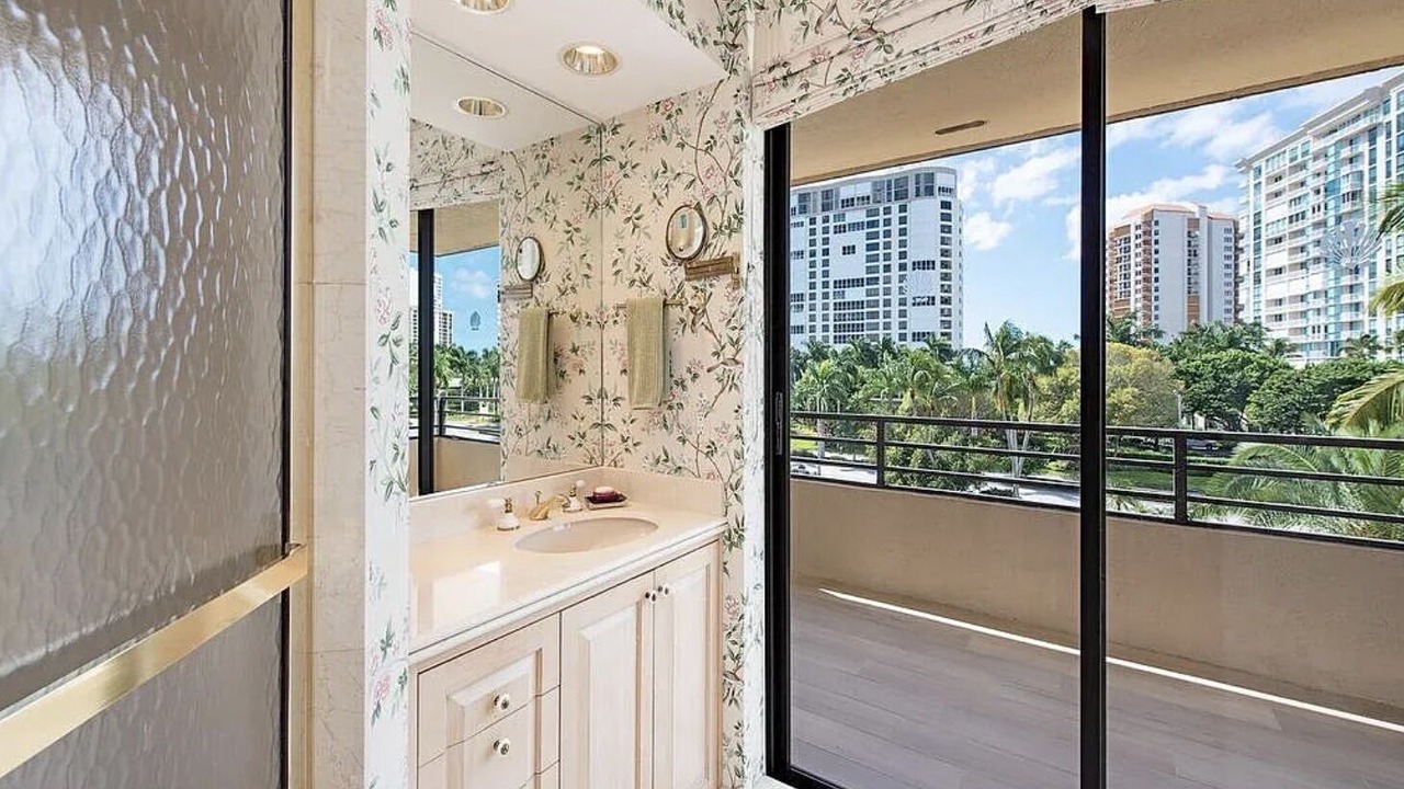 Photo of Bathroom in Park Shore
