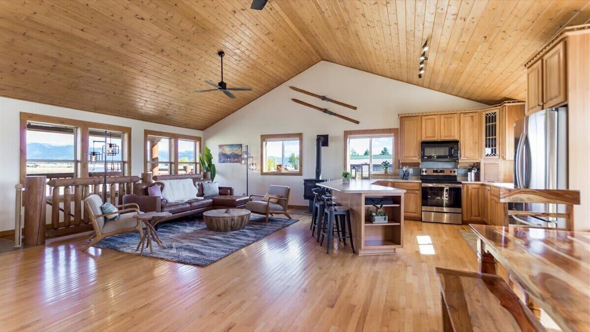 Photo of Livingroom in Leigh Creek Estates