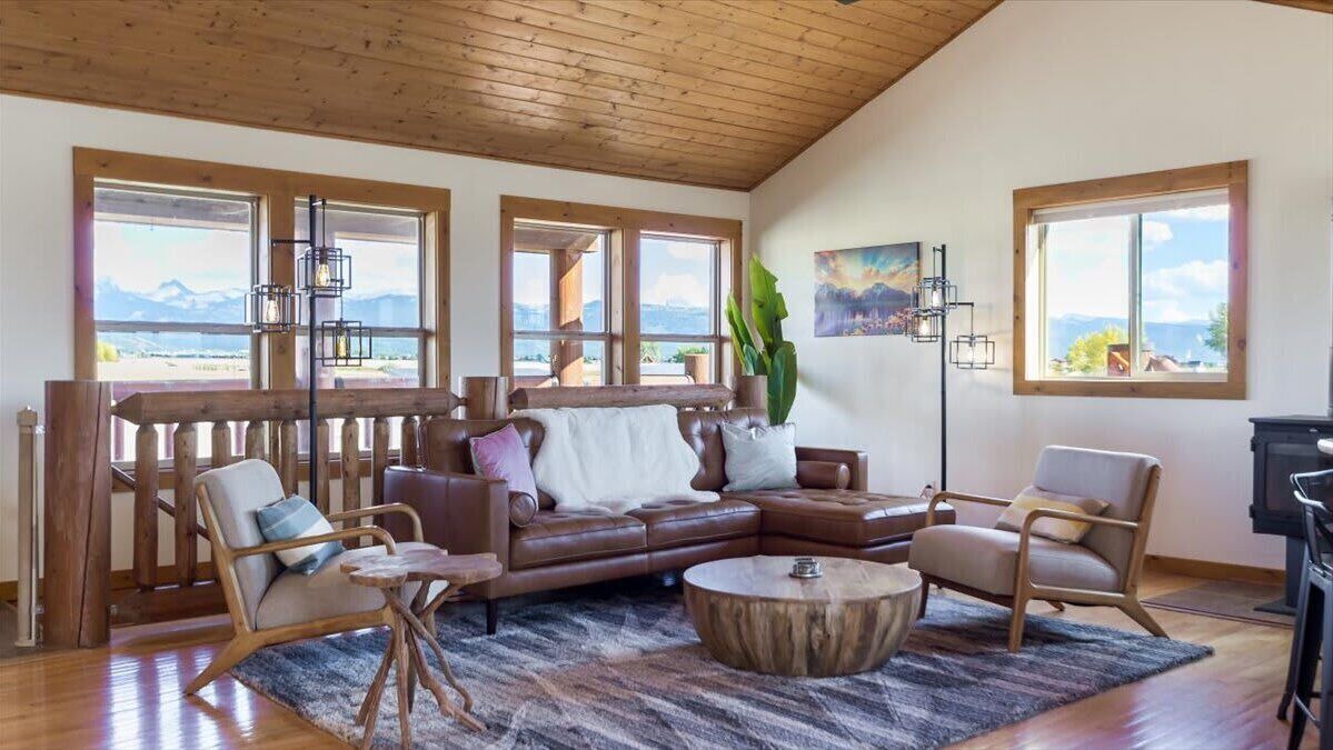 Photo of Livingroom in Leigh Creek Estates