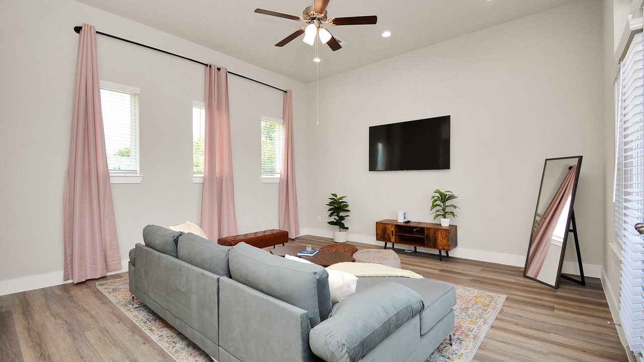 Photo of Livingroom in Spring Branch Central