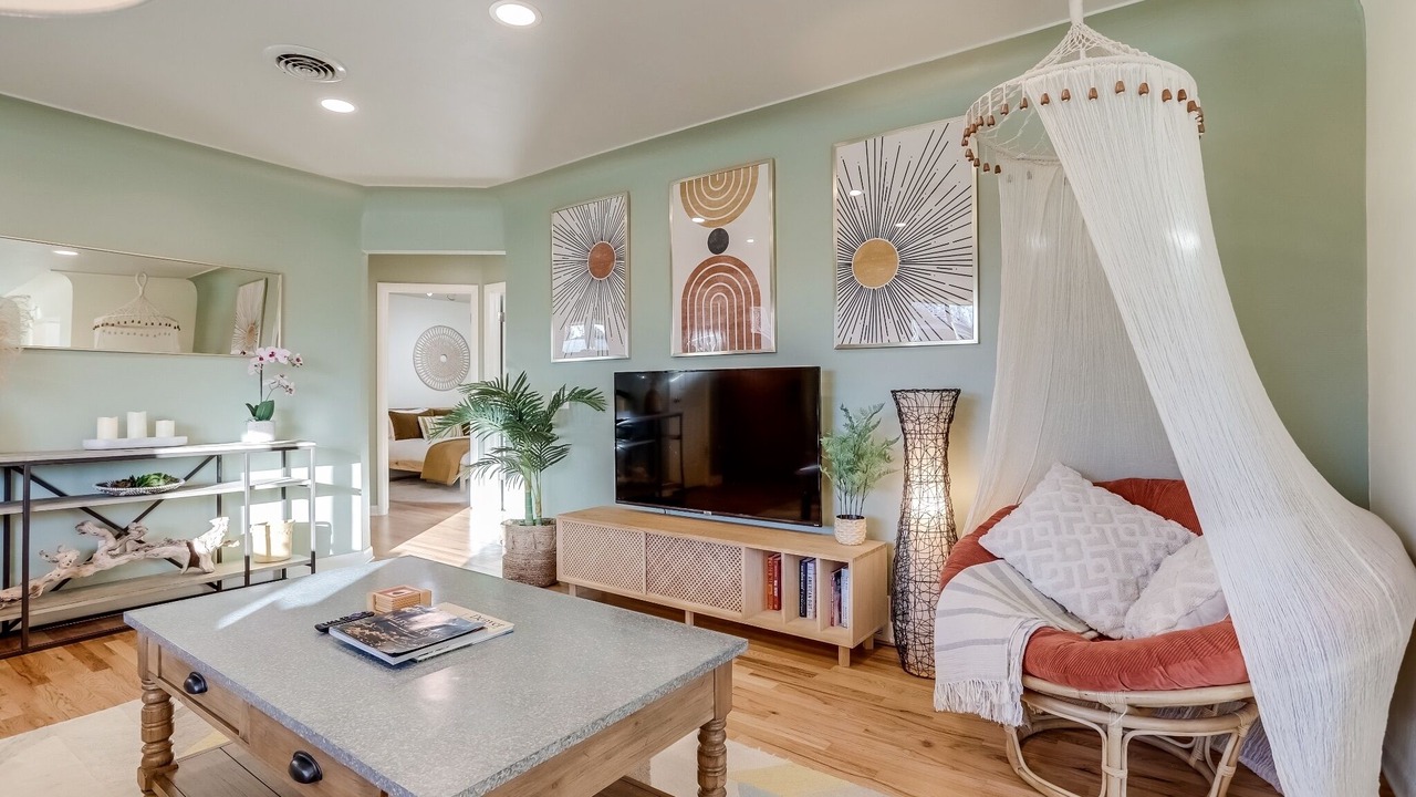 Photo of Livingroom in Aurora