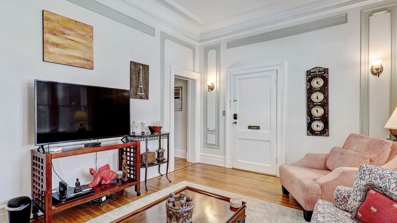 Photo of Livingroom in Thomas Square