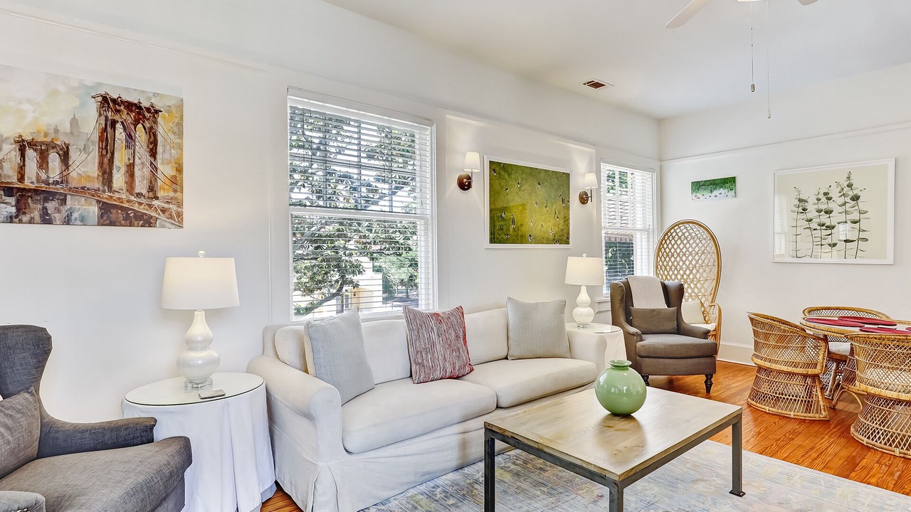Photo of Livingroom in Thomas Square