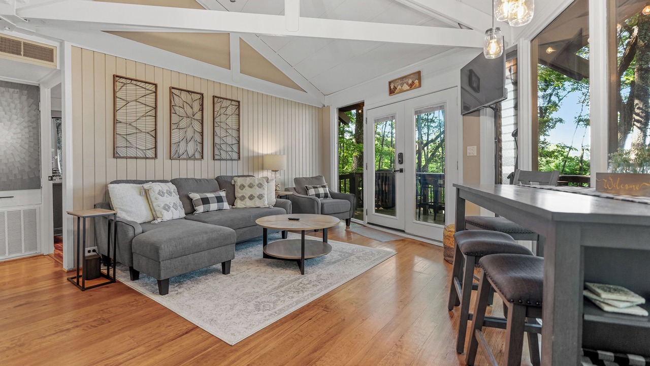 Photo of Livingroom in Big Canoe