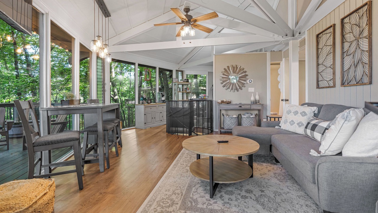 Photo of Livingroom in Big Canoe