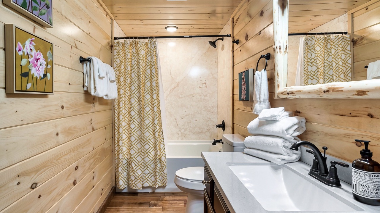 Photo of Bathroom in White Oak Lodge