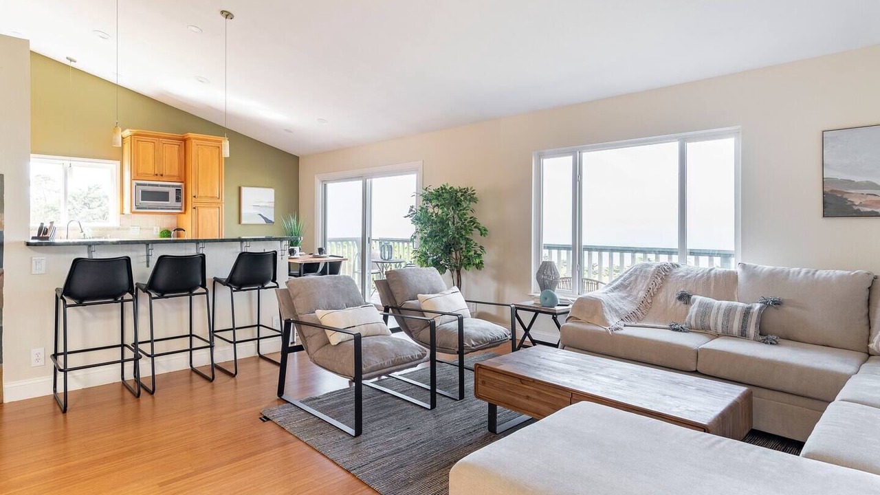 Photo of Livingroom in Edgemar - Pacific Manor