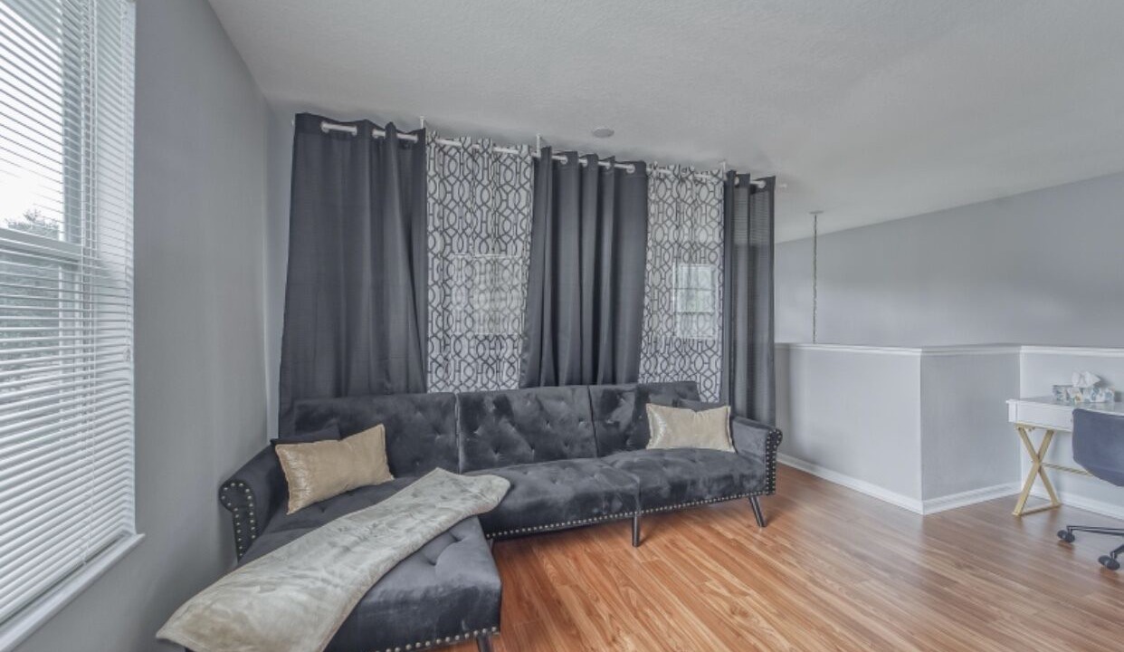 Photo of Livingroom in Lakeview Village