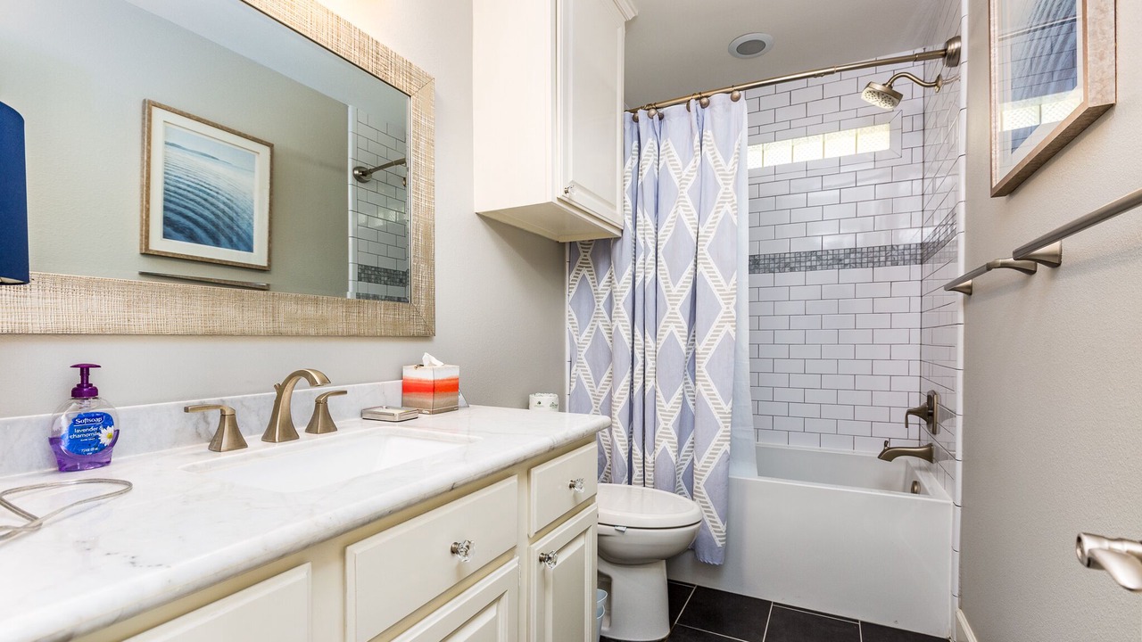 Photo of Bathroom in Pirates Beach
