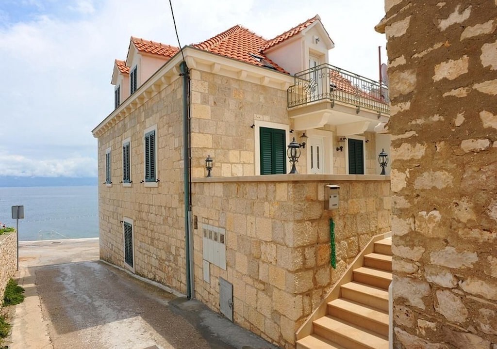 Photo of Buildings in Sutivan