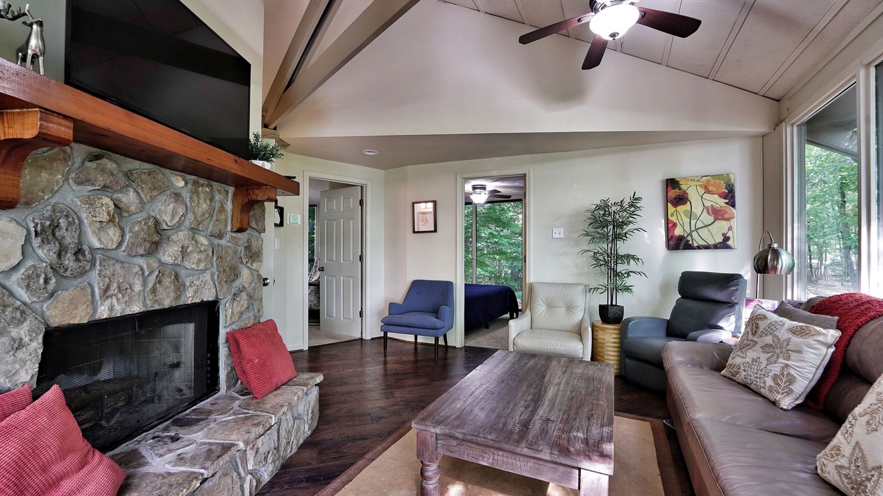 Photo of Livingroom in Big Canoe