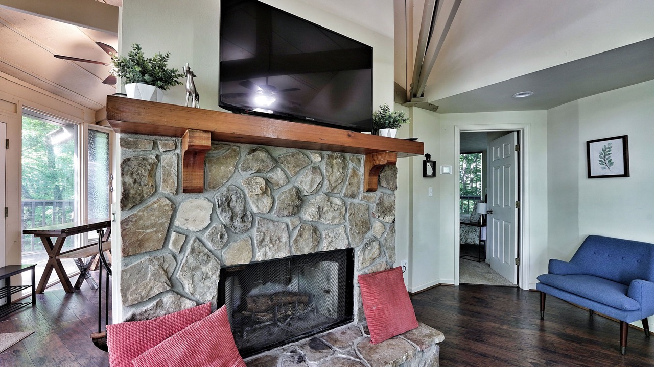 Photo of Livingroom in Big Canoe