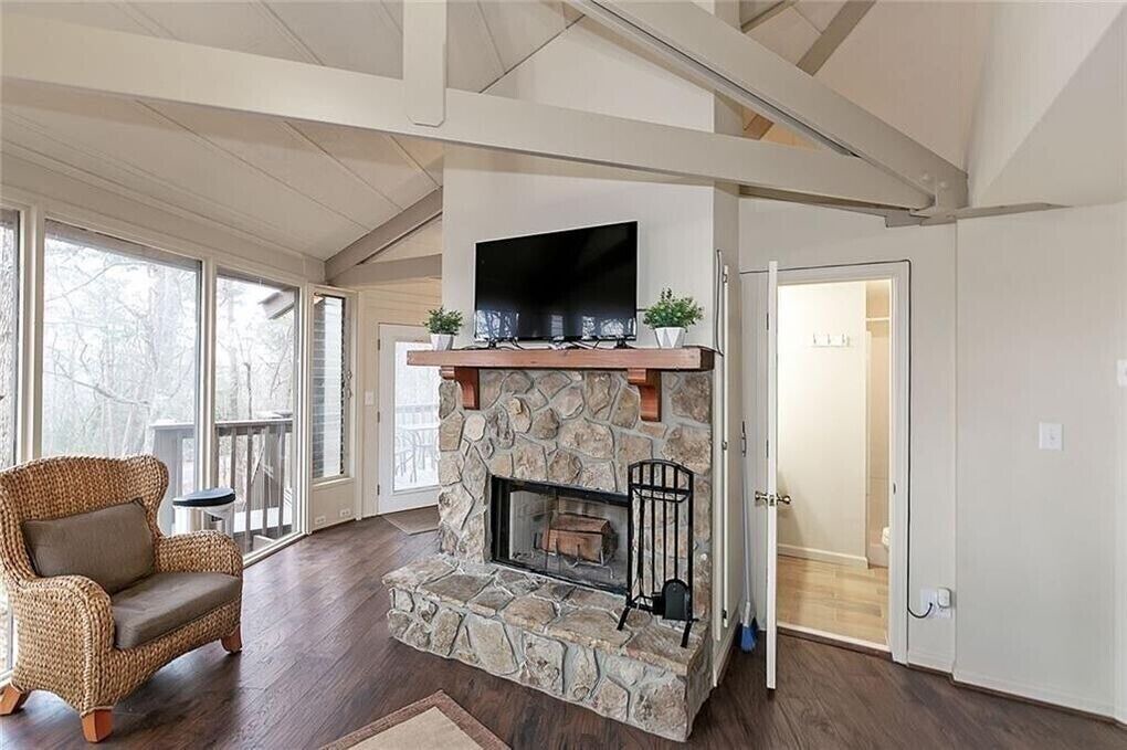 Photo of Livingroom in Big Canoe