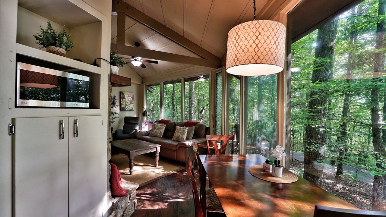 Photo of Livingroom in Big Canoe