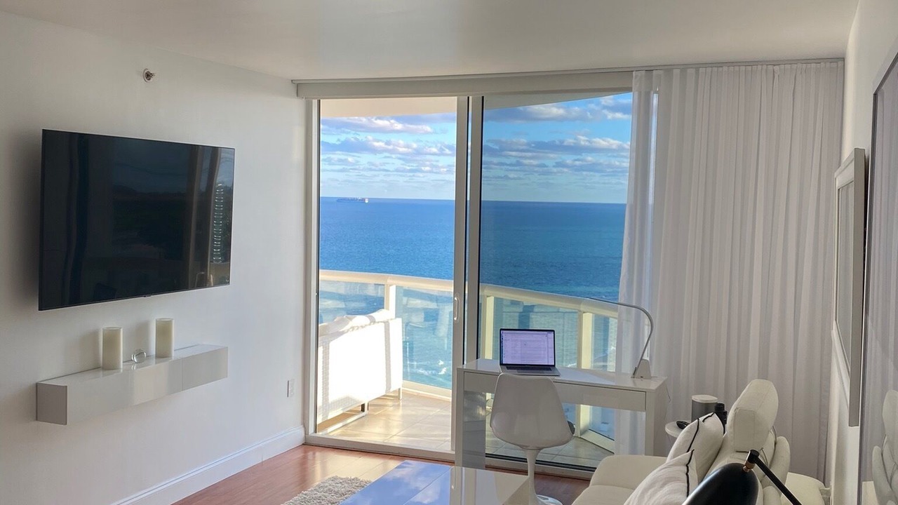 Photo of Livingroom in Mid Beach