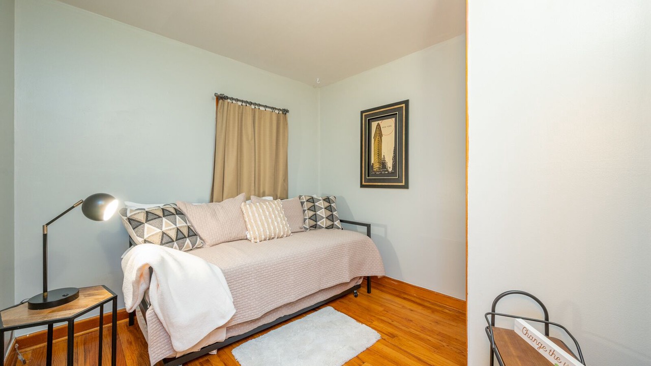 Photo of Bedroom in Waveland Park