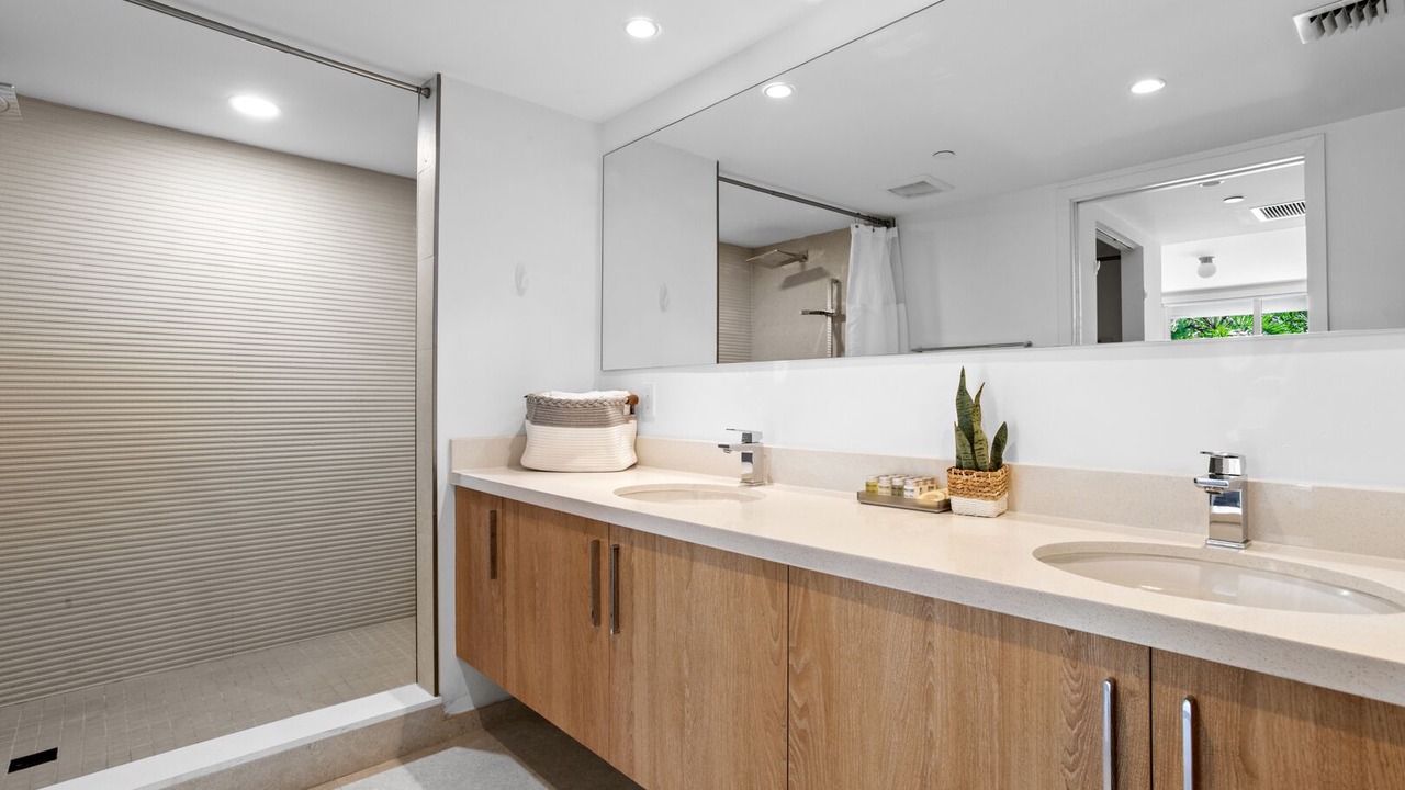 Photo of Bathroom in Bay Harbor Islands