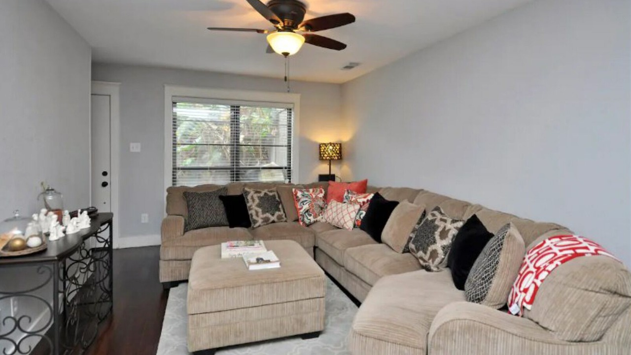 Photo of Livingroom in Spring Branch Central