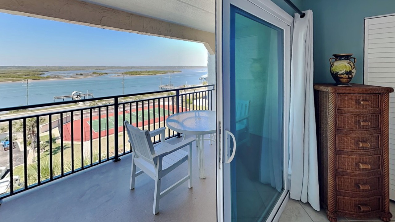 Photo of Patio Balcony in Crescent Beach