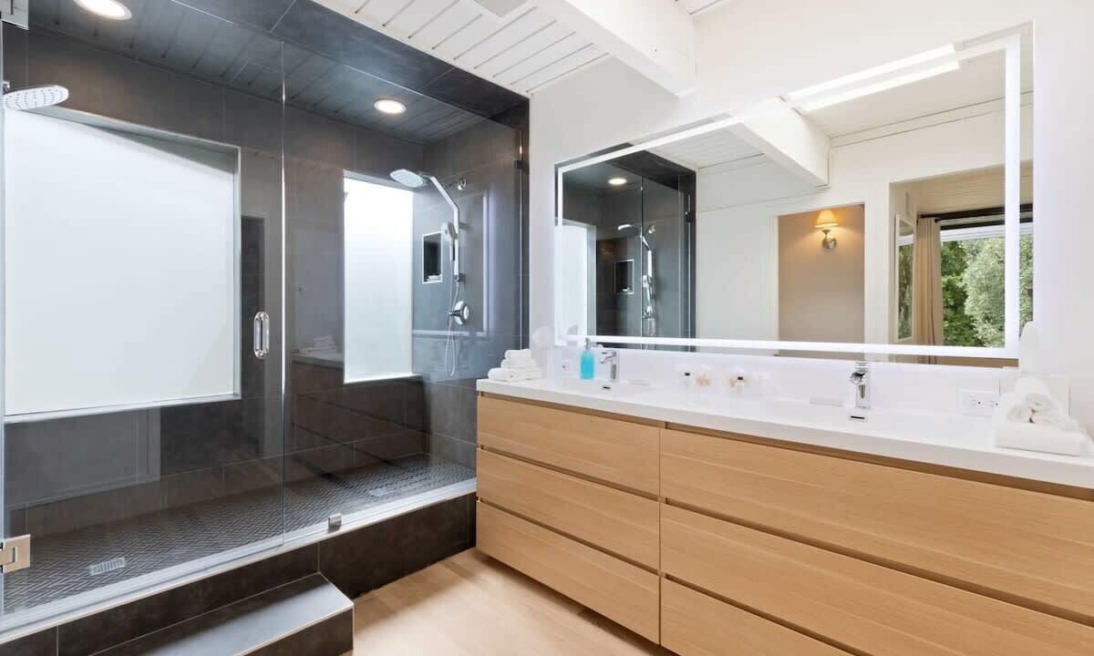 Photo of Bathroom in Eastern Malibu