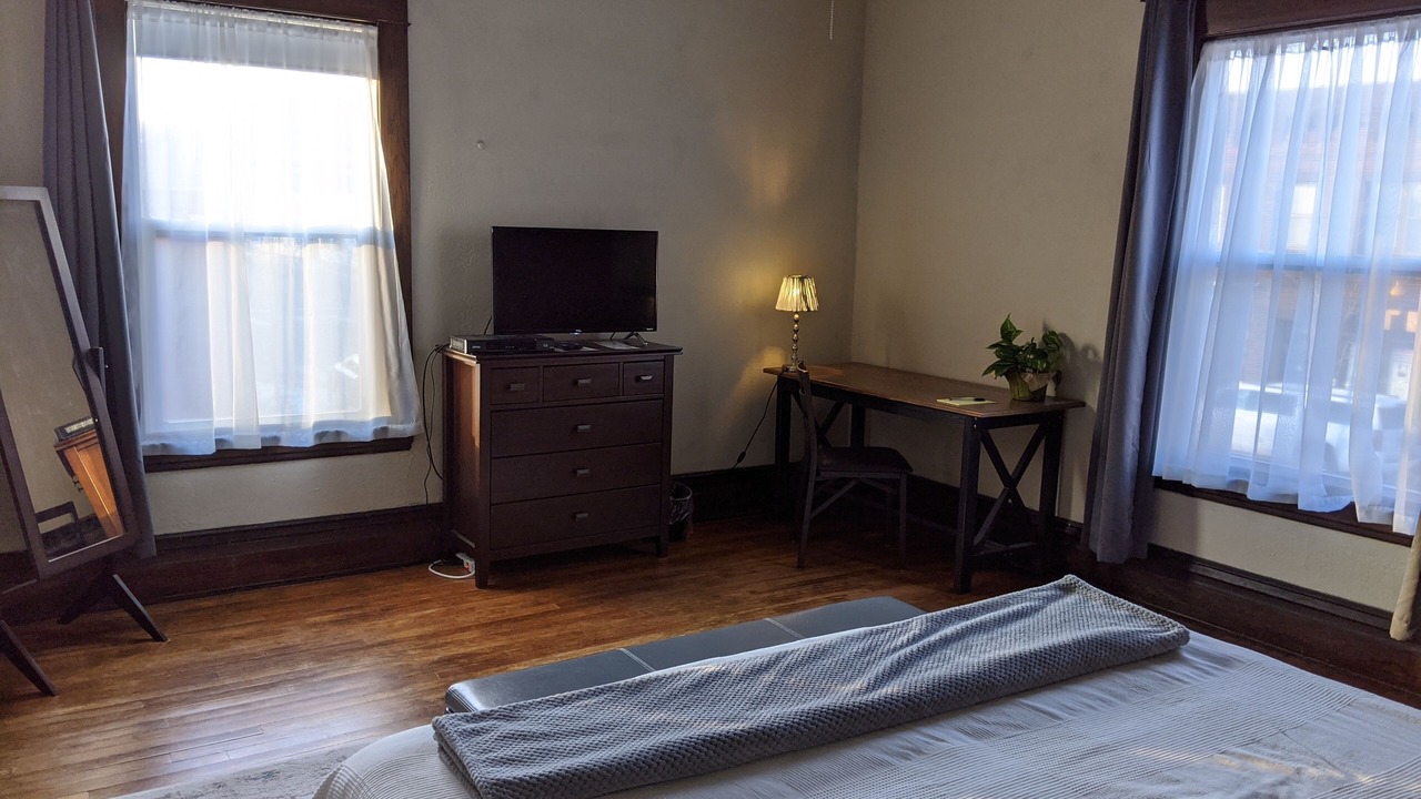 Photo of Bedroom in Lyn-Lake