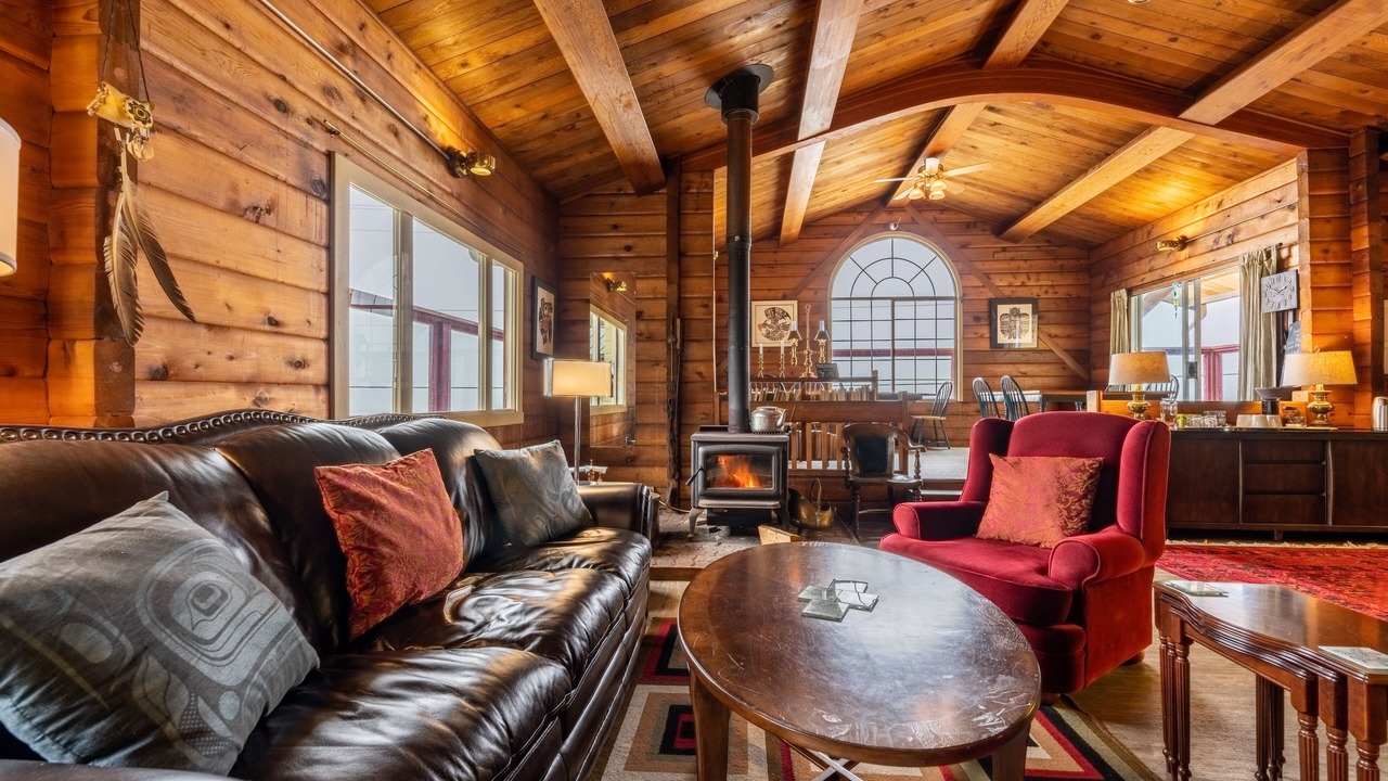 Photo of Livingroom in Alert Bay