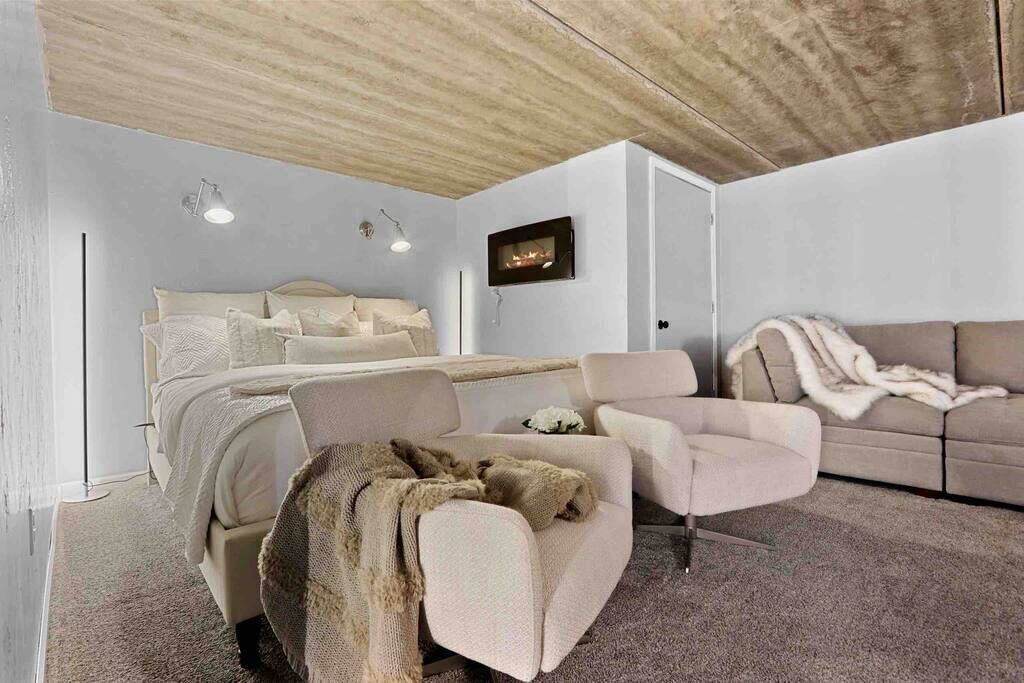 Photo of Bedroom in Allouez