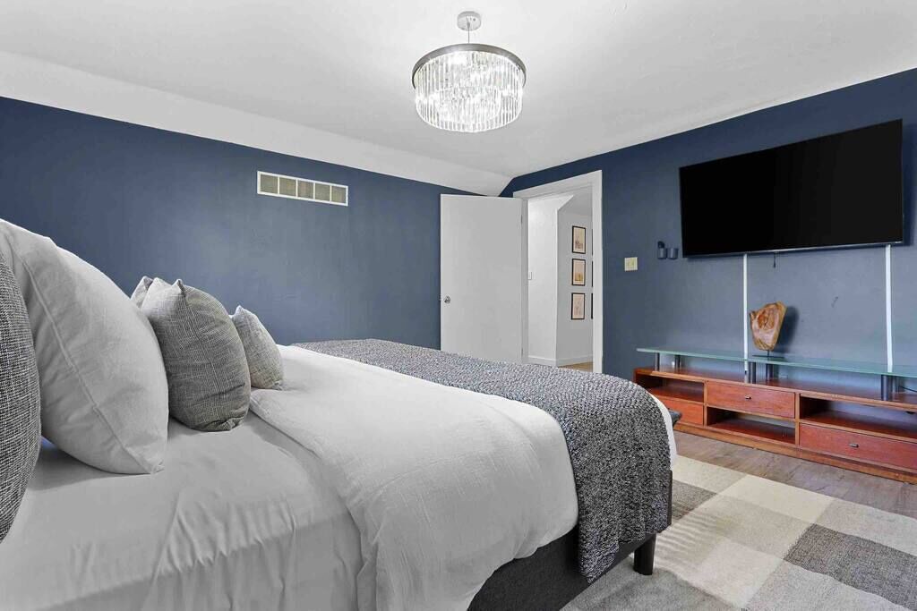 Photo of Bedroom in Allouez
