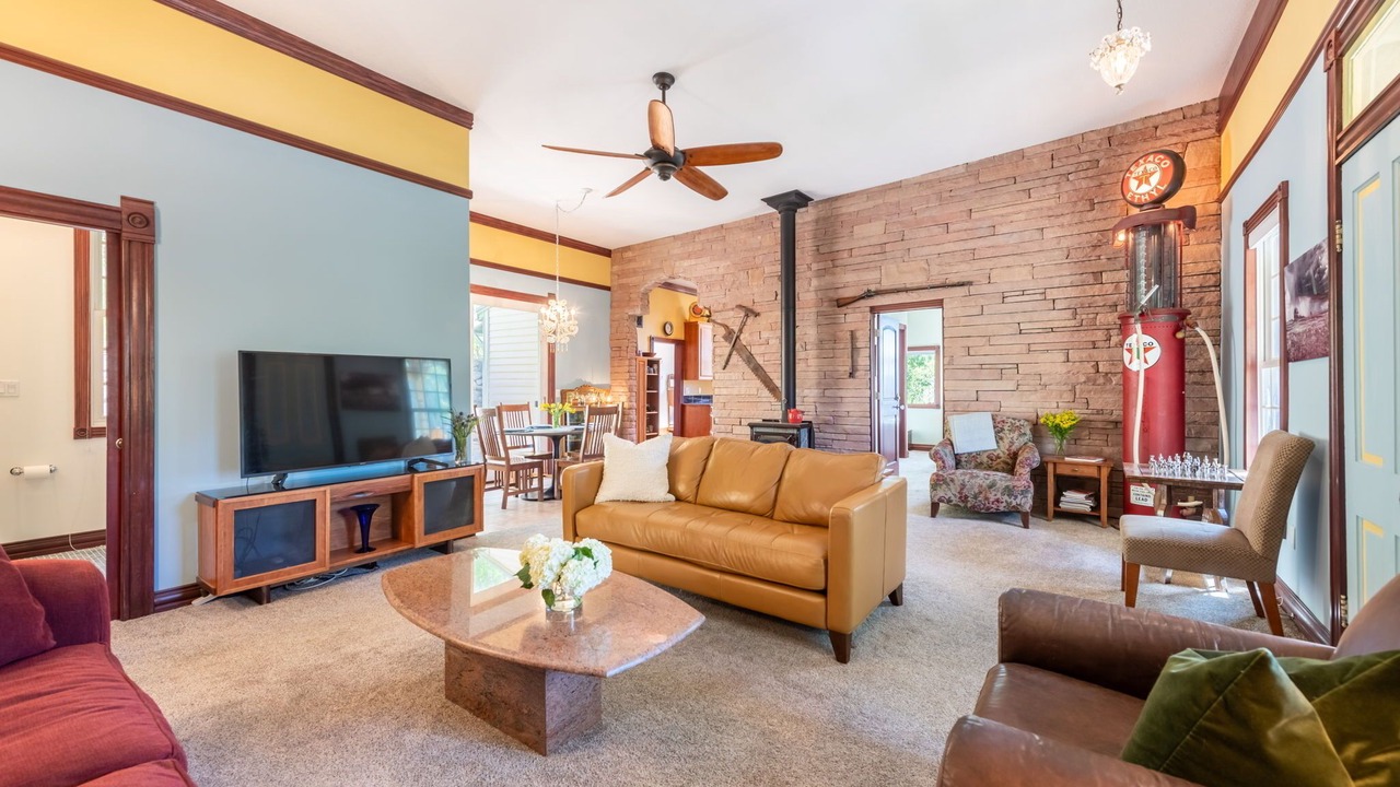 Photo of Livingroom in Central City