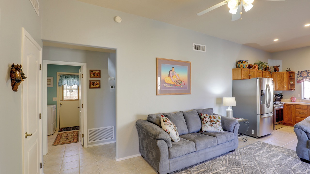 Photo of Livingroom in Oracle