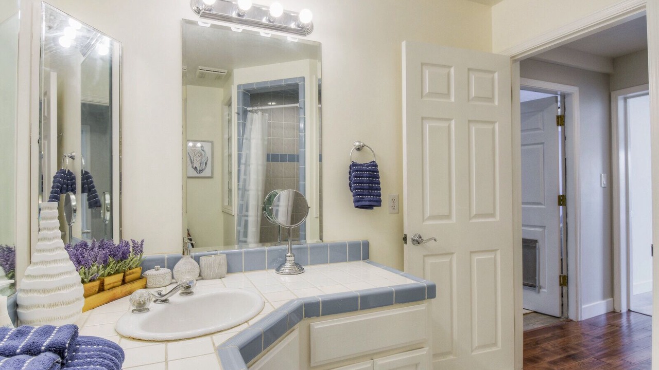 Photo of Bathroom in Outer Mission