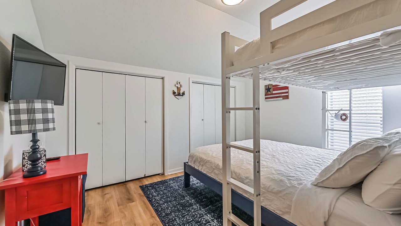 Photo of Bedroom in Pirates Beach