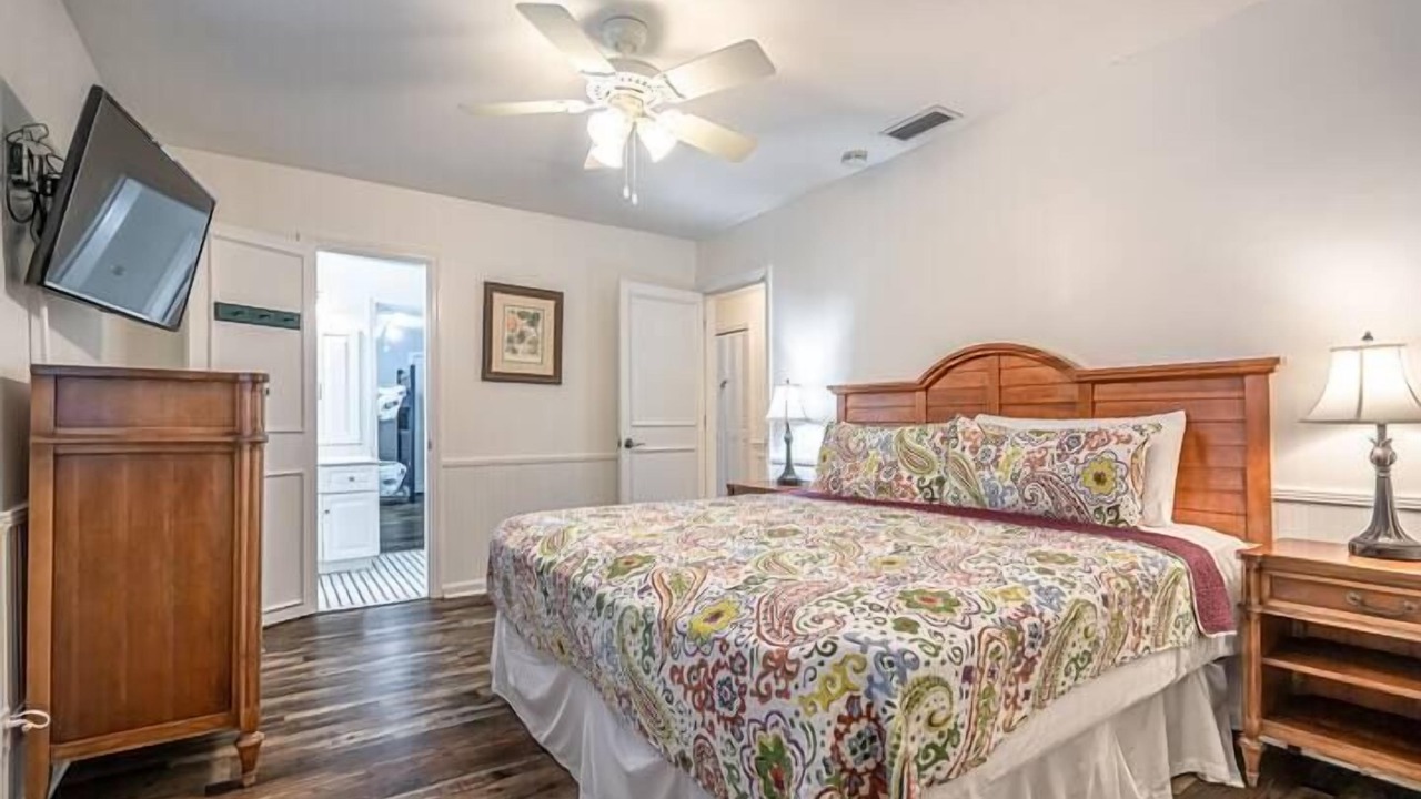 Photo of Bedroom in Hollywood Lakes