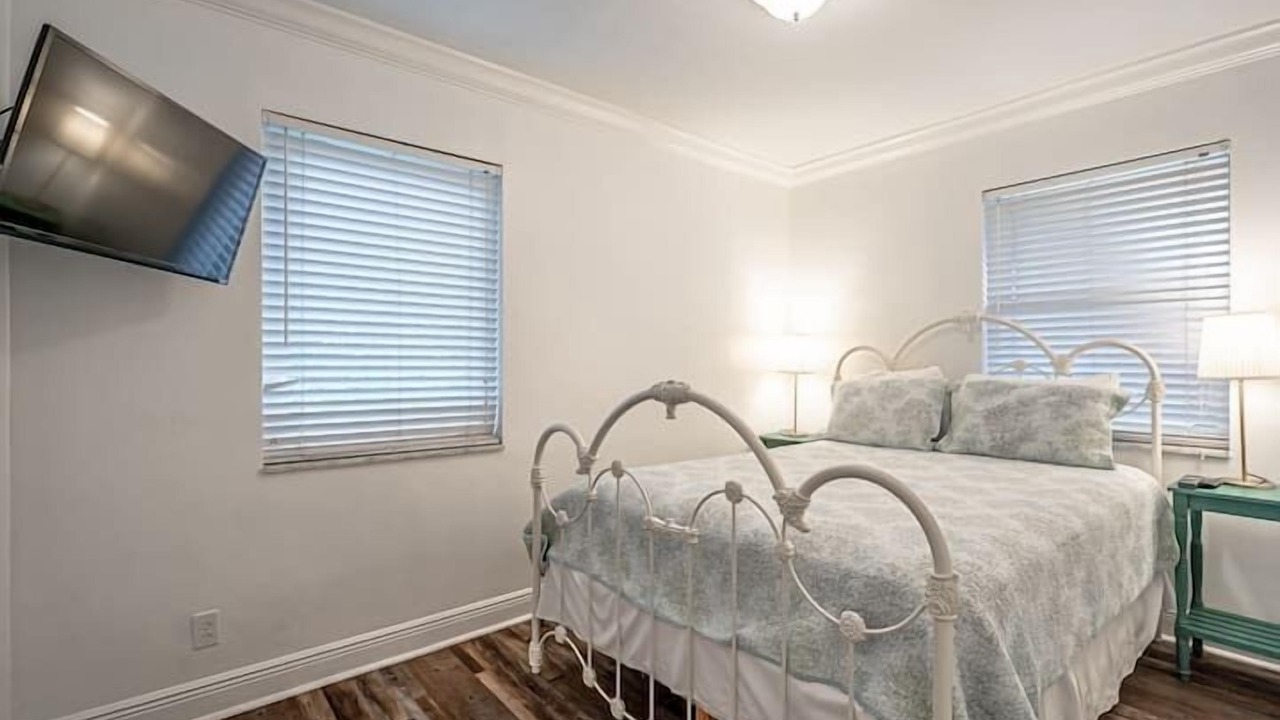Photo of Bedroom in Hollywood Lakes